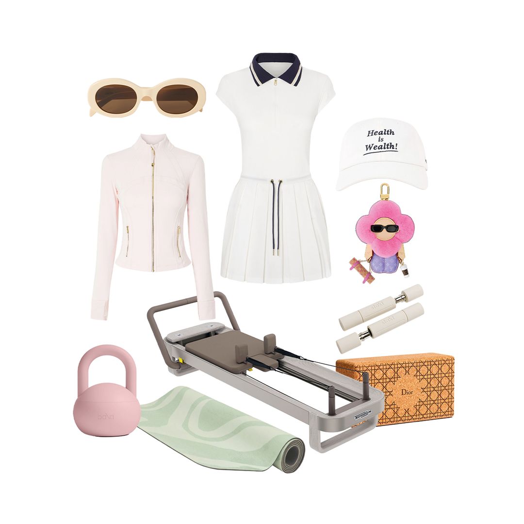 1 Gafas de sol color vainilla (420 €), de Celine Eyewear. 2 Vestido deportivo (155 €), de Varley.
3 Gorra Health is Wealth (75 €), de Sporty & Rich. 4 Chaqueta rosa (130 €), de Lululemon.
5 Charm con forma de sporty girl (1.350 €), de Louis Vuitton. 6 Máquina de pilates Reformer
(9.950 €), de Technogym. 7 Bloque de yoga (160 €), de Dior. 8 Mancuernas ajustables (c.p.v.),
de Stakt. 9 Pesa rusa de 10 kg (50 €), de Bala. 10 Esterilla estampada (169 €), de Maat.