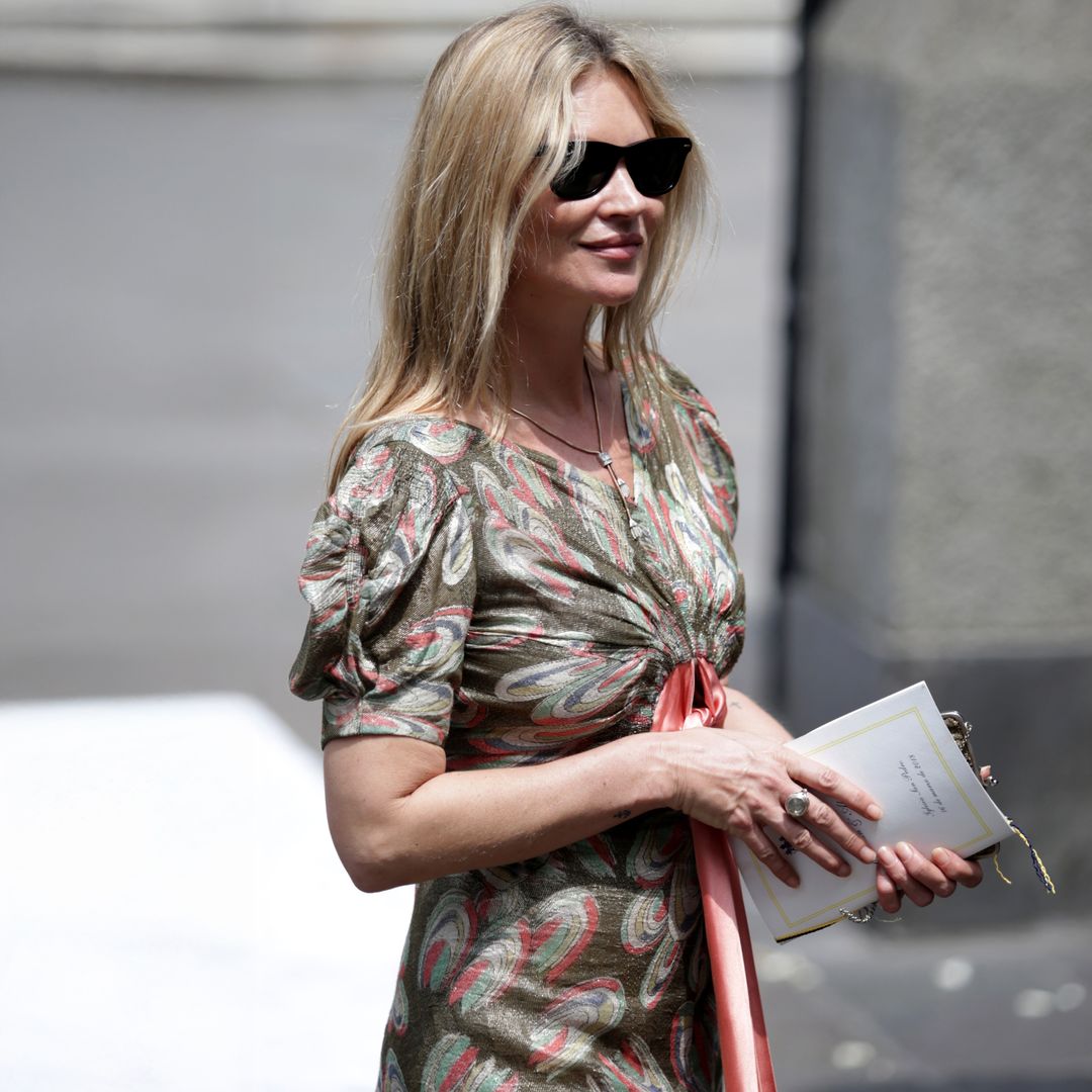 Recordamos el look de Kate Moss en la boda de Sassa de Osma: "No será el más protocolario, pero es completamente ella"