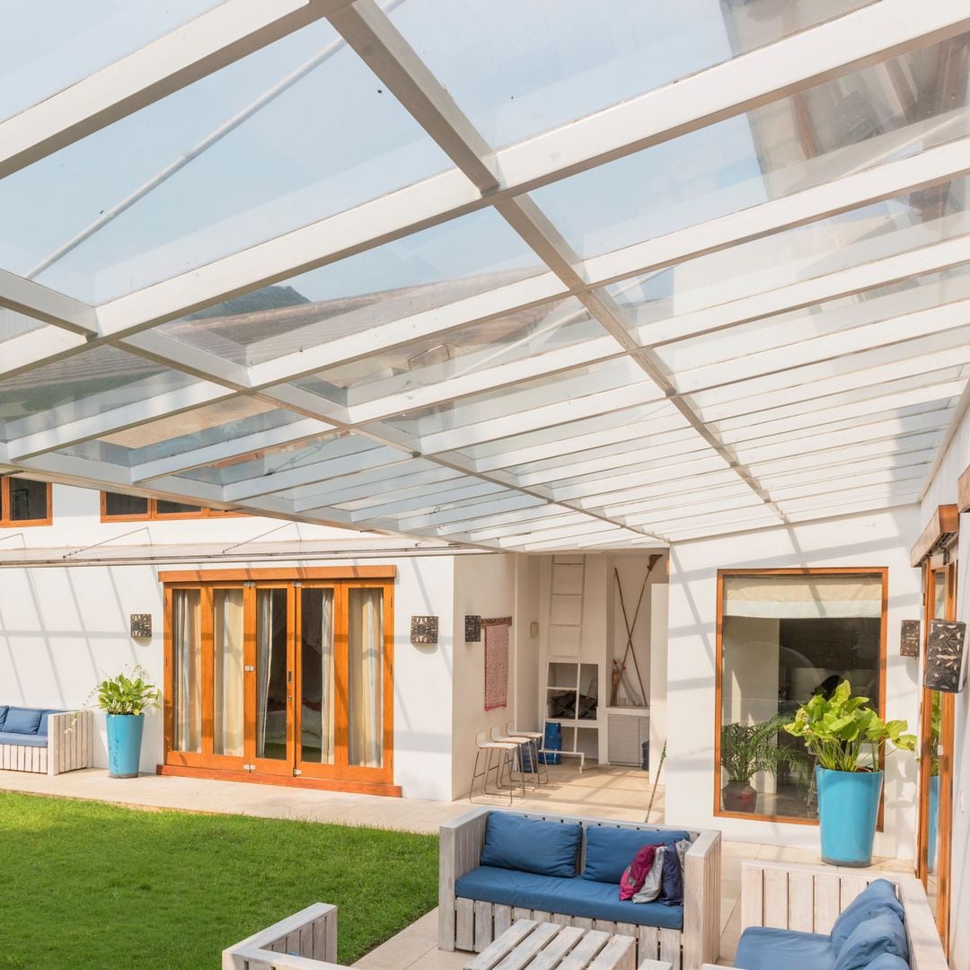 Los techos de cristal pueden adaptarse a jardines de gran tamaño donde se busque mucha luz natural
