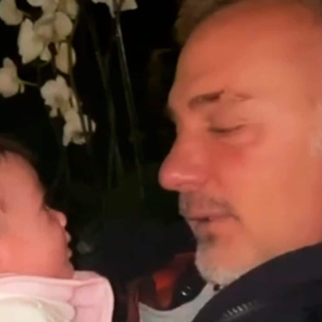 Dando besos a su hija o cantando para ella: Gianluca Vacchi y Sharon Fonseca muestran su 'camino más dulce'