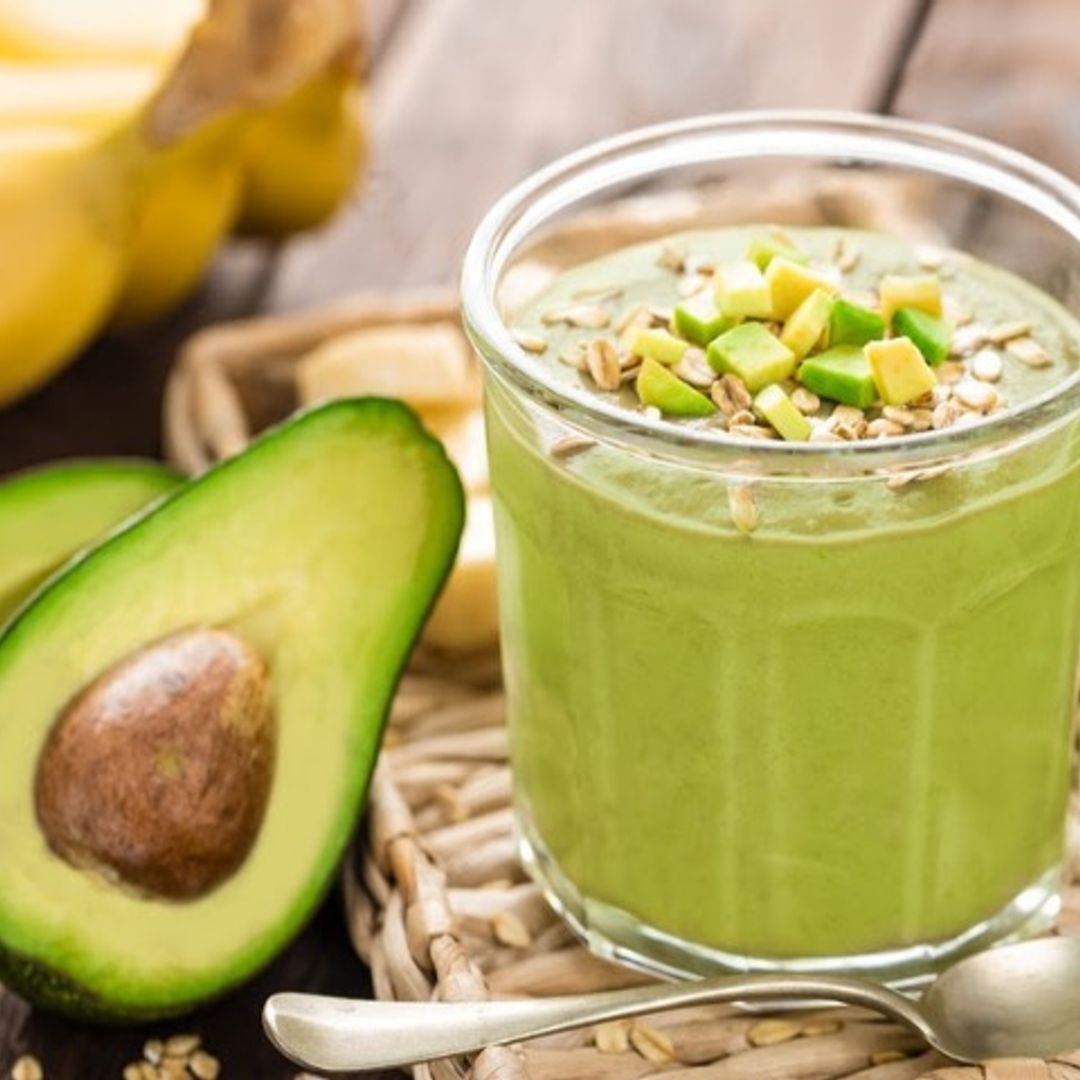 'Smoothie' de aguacate, plátano y leche de almendras