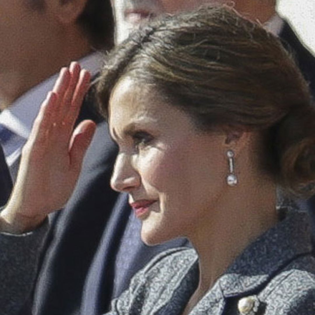 Letizia opta por un traje de dos piezas y un espectacular broche para el desfile del 12 de Octubre
