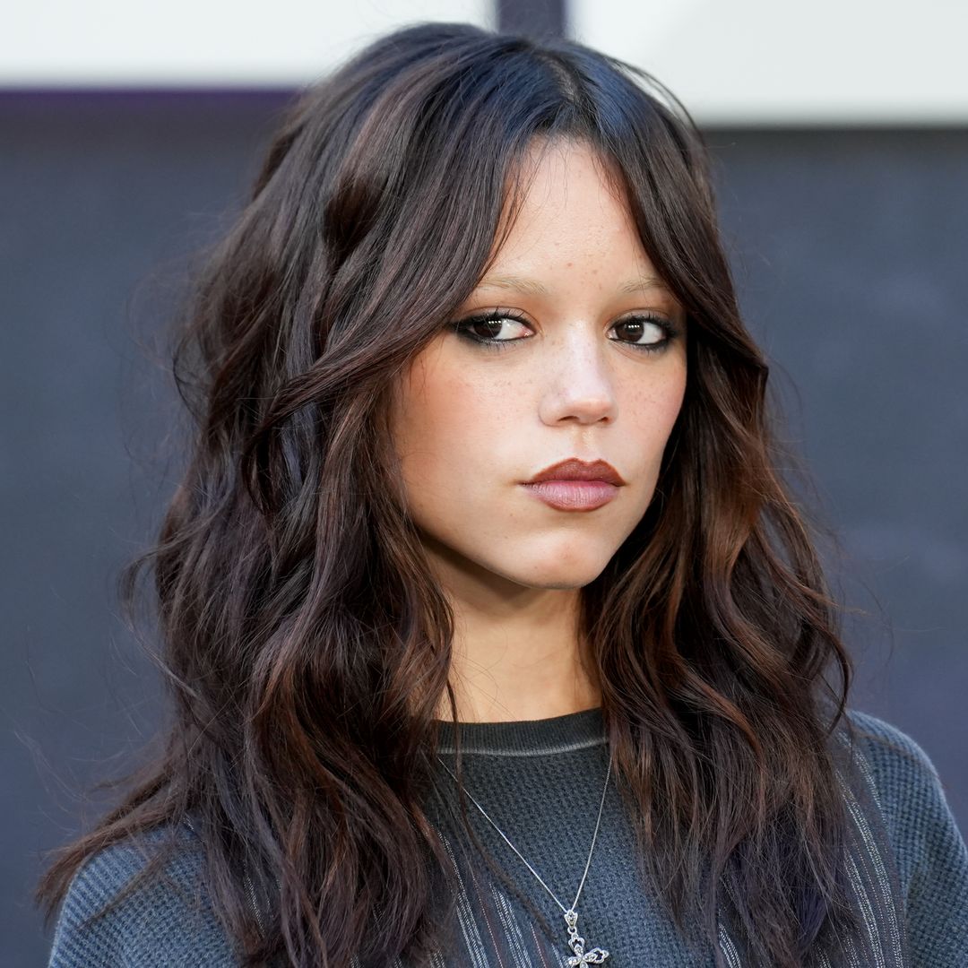 La fórmula de estilo infalible de Jenna Ortega para triunfar en otoño