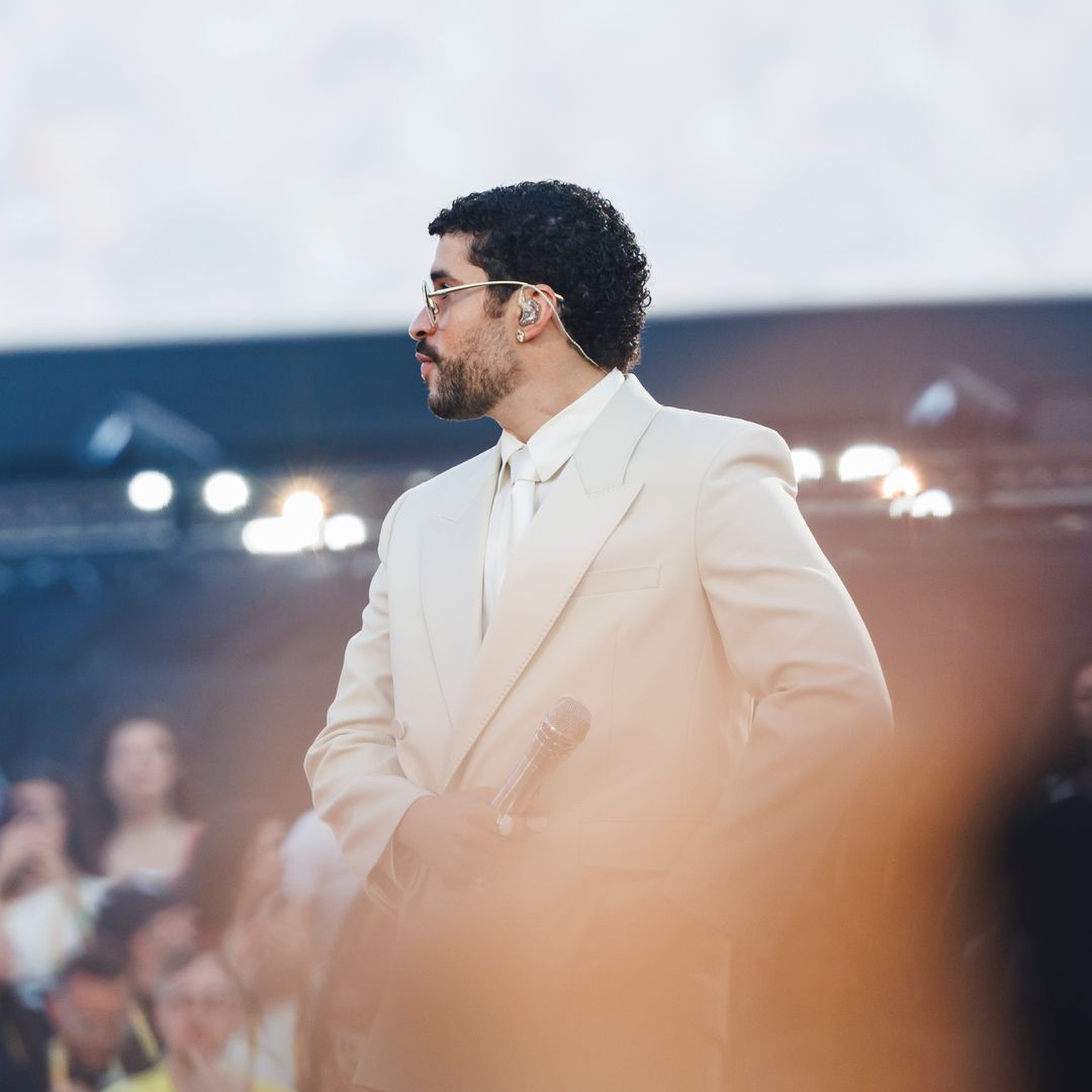 Un retrato de cerca a Bad Bunny durante su 'show'