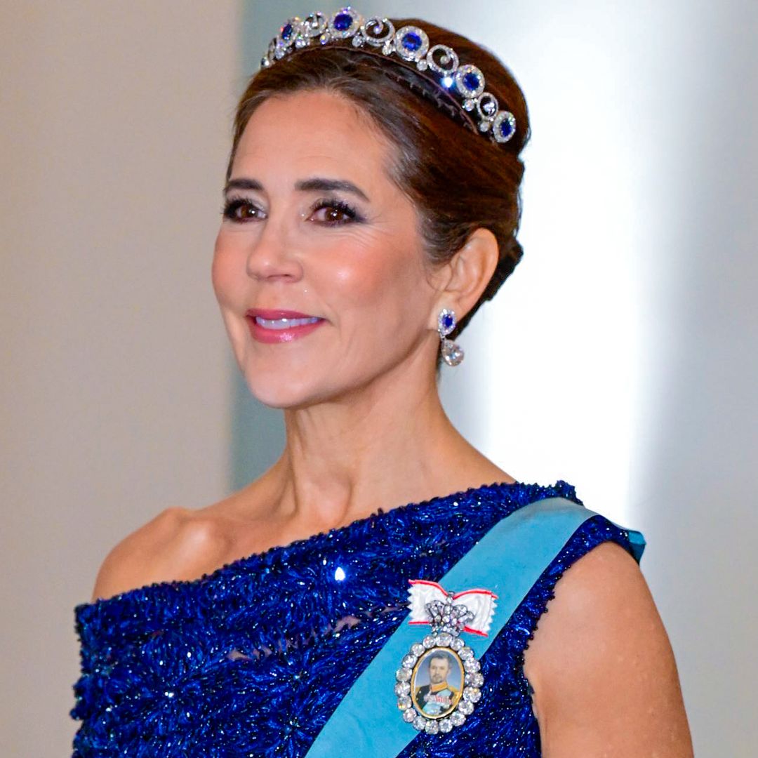 Mary de Dinamarca, deslumbrante con un espectacular vestido de lentejuelas y terciopelo que reinventa por cuarta vez