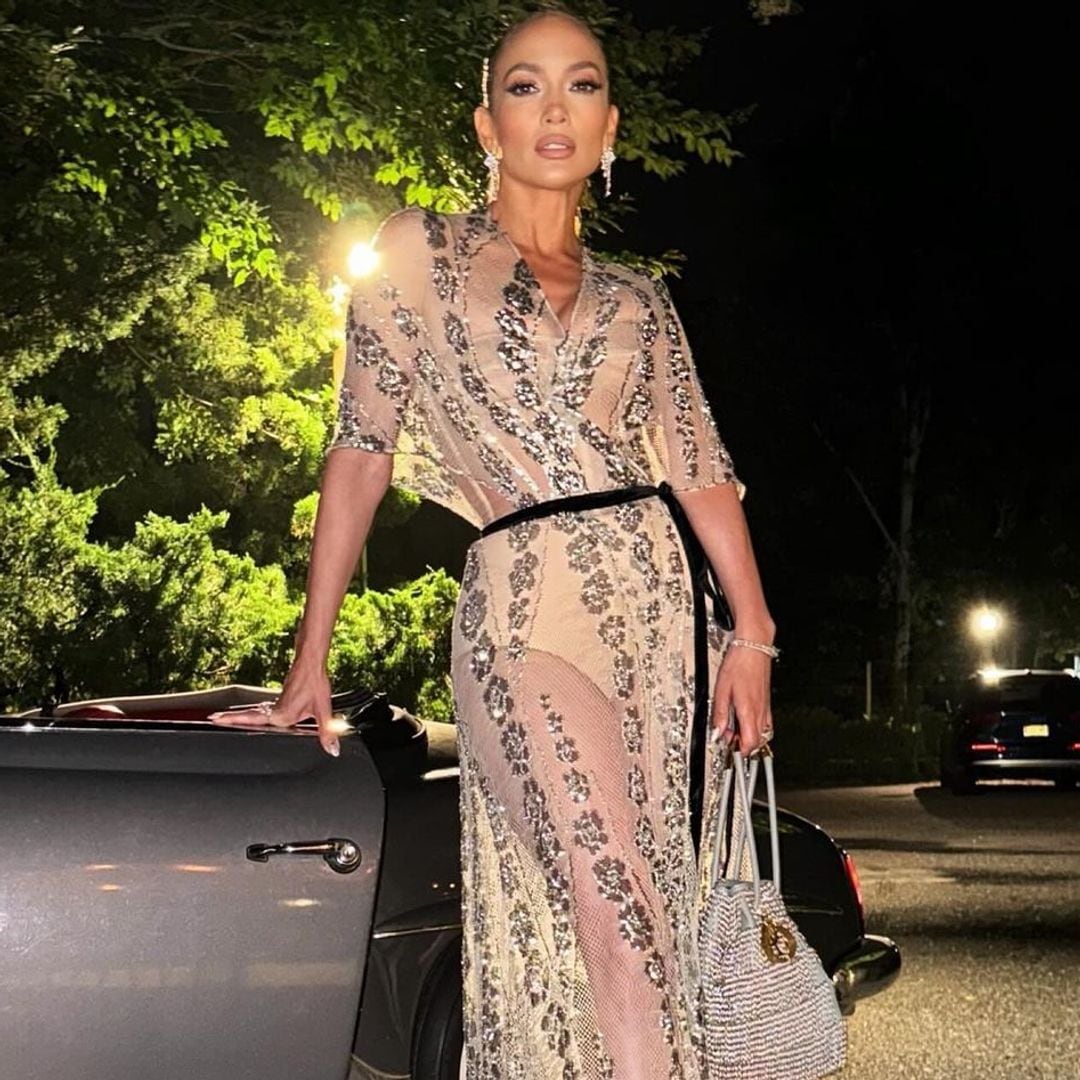 Jennifer Lopez y su sofisticado look de invitada para eventos de noche: vestido de red y plataformas
