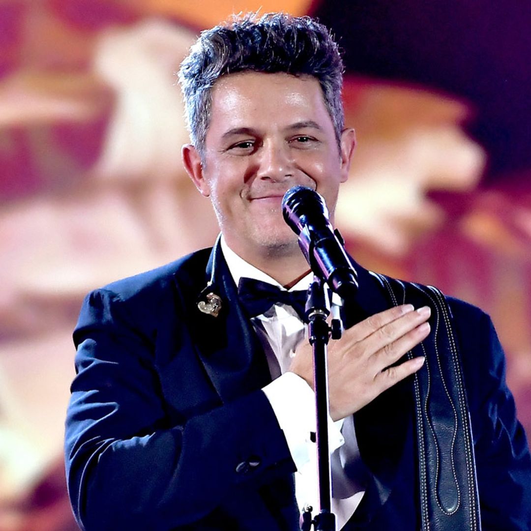Alejandro Sanz se emociona en un concierto por una sorpresa de sus fans
