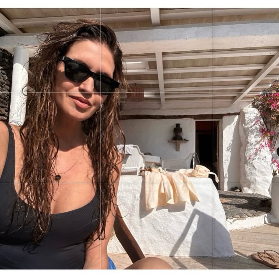 Así están siendo los primeros días del año de Sara Carbonero, junto a Isabel Jiménez, lejos de Madrid y en bañador