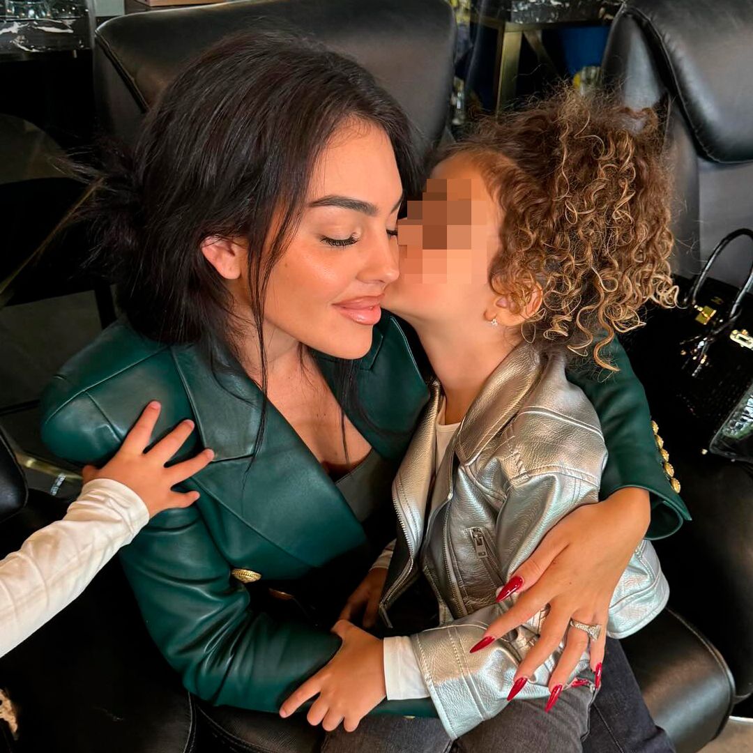 Georgina Rodríguez se marca un planazo en París con sus tres hijas: ‘looks’ idénticos y concierto de Céline Dion