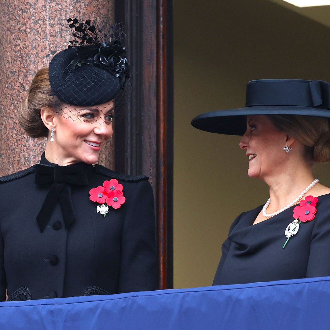 Plano medio de Kate Middleton y la duquesa de Edimburgo en el balcón real