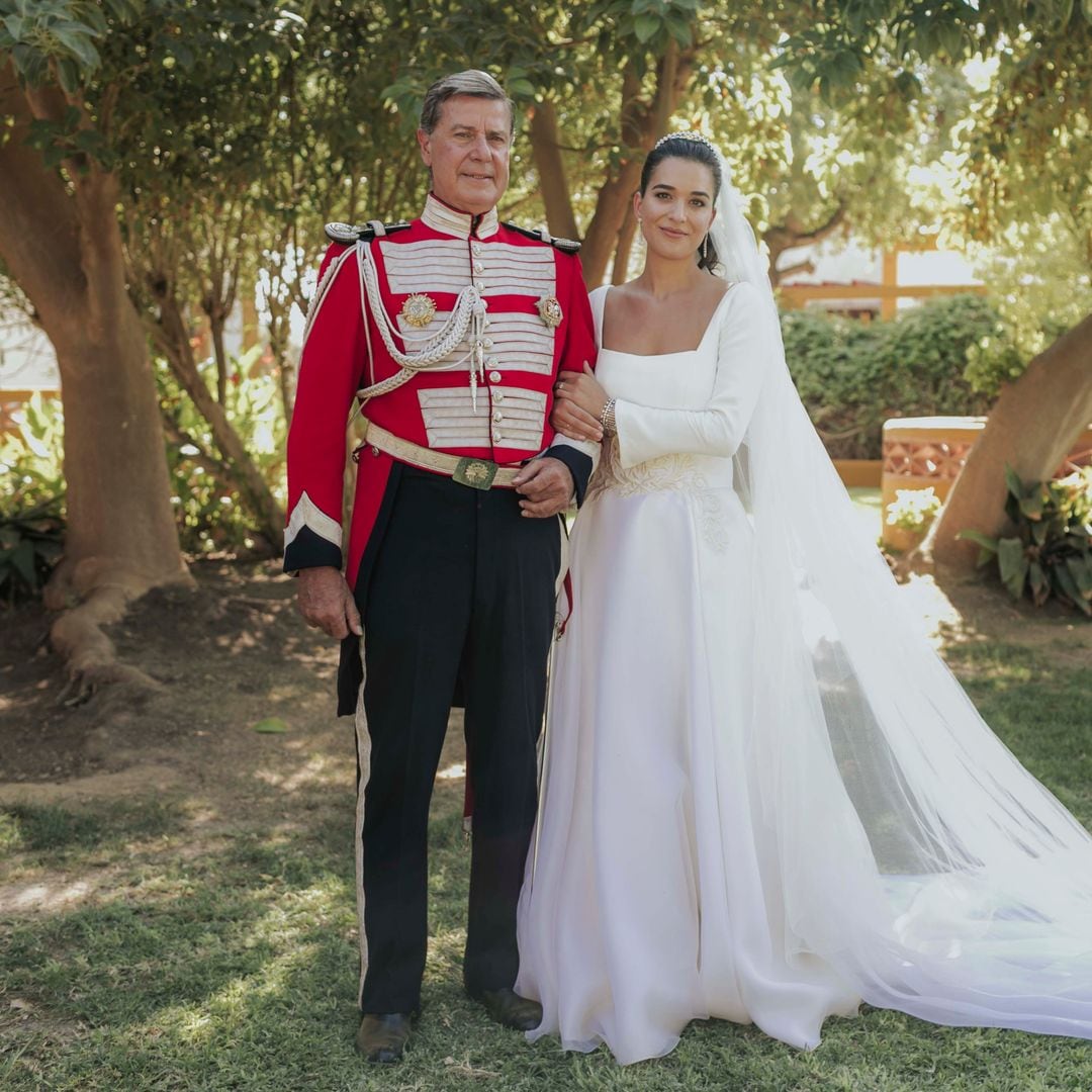 Los recién casados, radiantes y felices, posan en los jardines de "Las Arroyuelas", la finca que Cayetano heredó de su madre, Cayetana de Alba, donde tuvo lugar la celebración tras la boda religiosa, en Sevilla 