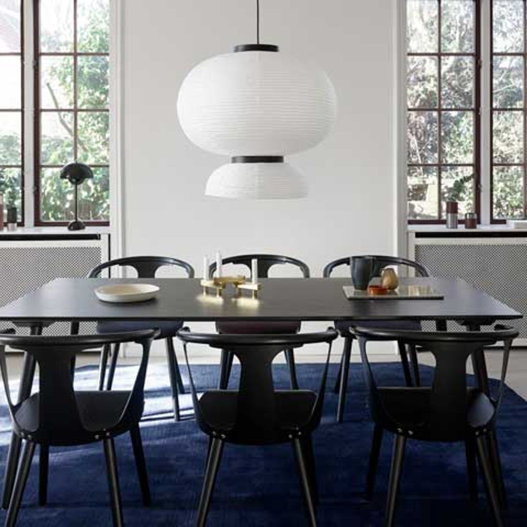 Tres ‘looks’ que convierten al negro en tu nuevo (y mejor) aliado decorativo