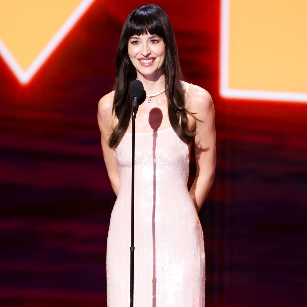 El vestido 'efecto líquido de' Dakota Johnson en los MTV VMAs, bajo la lupa de nuestras expertas: "Es una maestra de las transparencias elegantes"