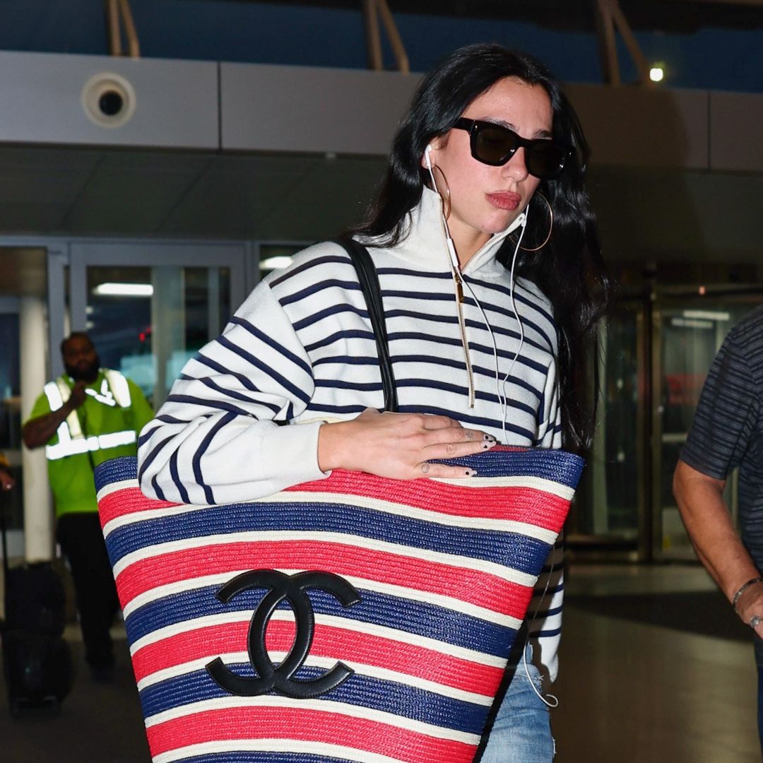 Dua Lipa se suma al auge del estilo náutico con un bolso XL