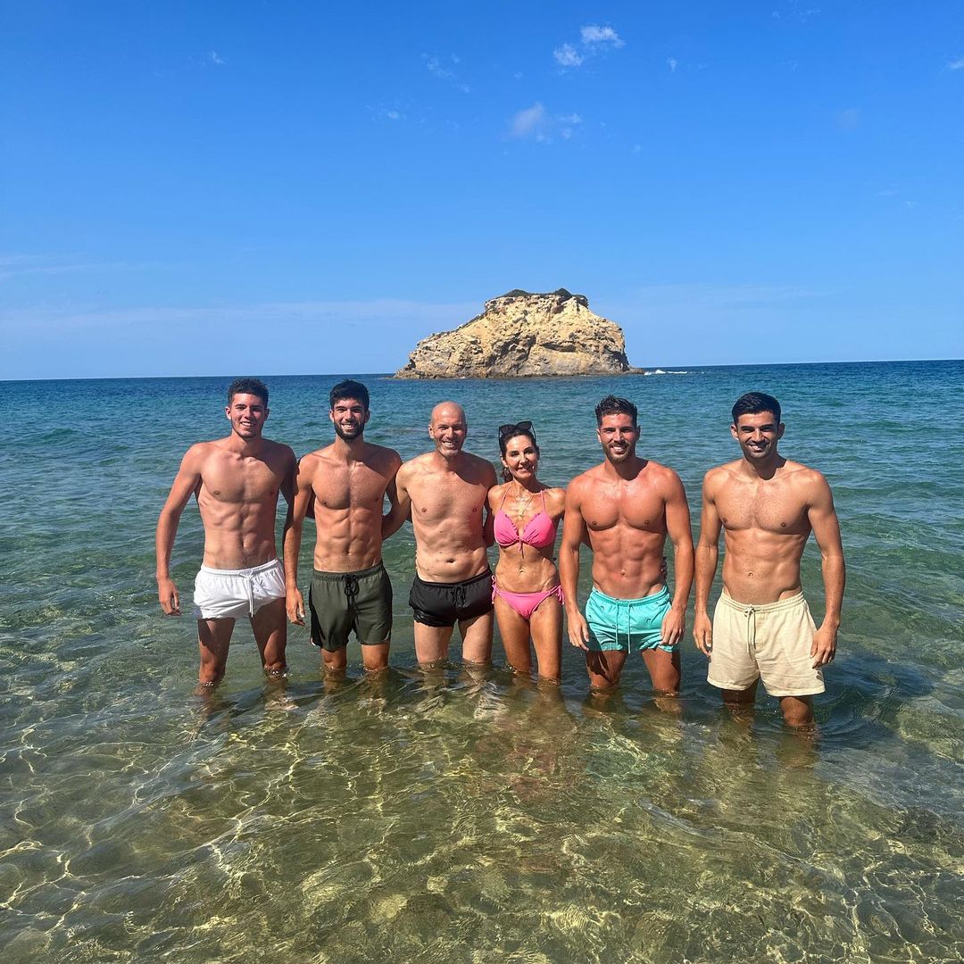 Así es la mansión de Zinedine Zidane en Ibiza: un oasis familiar con piscina, campo de fútbol y vistas al Mediterráneo