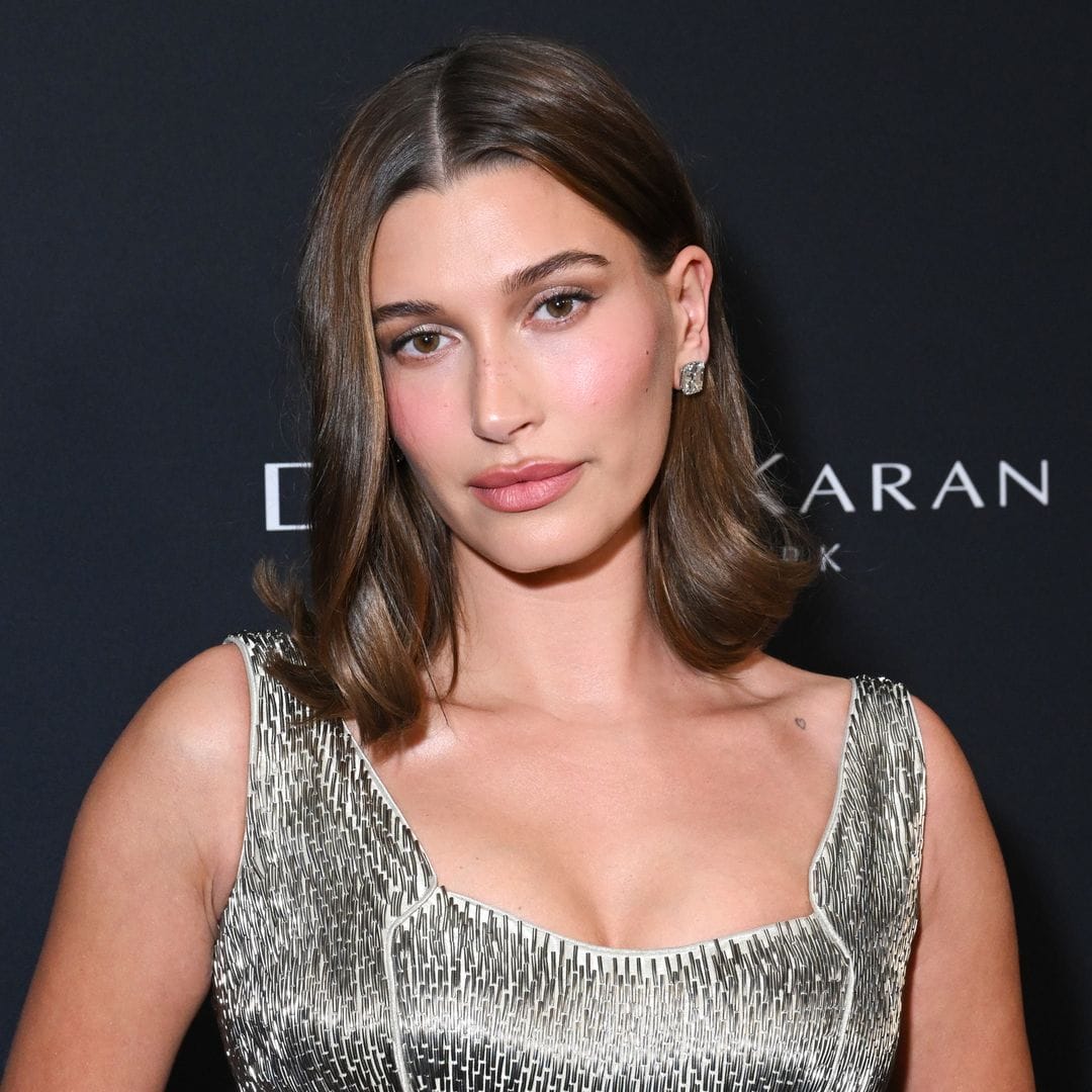 ¡Hailey Bieber lo hace otra vez! El efecto 'chic' y femenino que querrás añadir a tu manicura