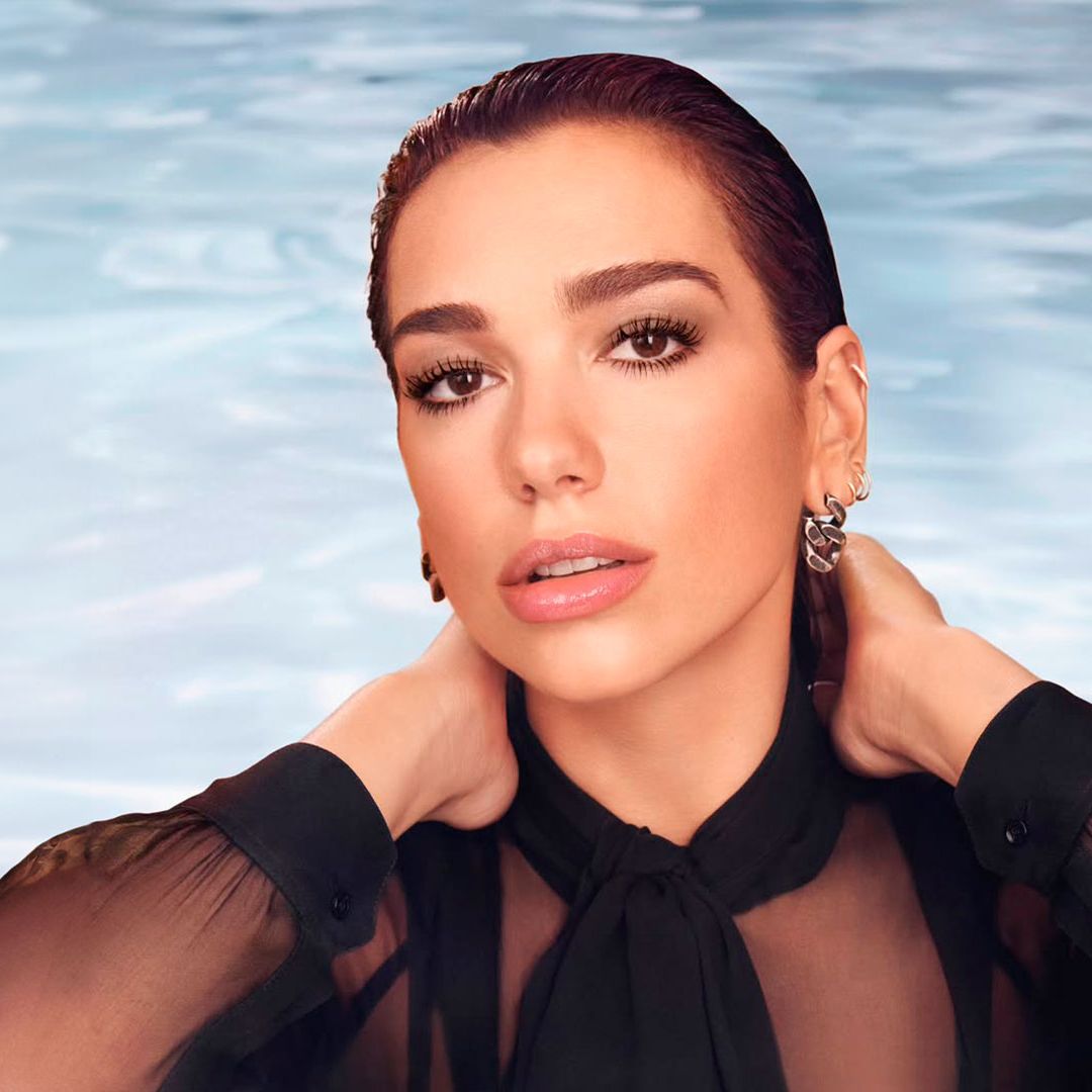 Dua Lipa lo confirma: las máscaras de pestañas de colores triunfarán en los festivales de este verano 2025