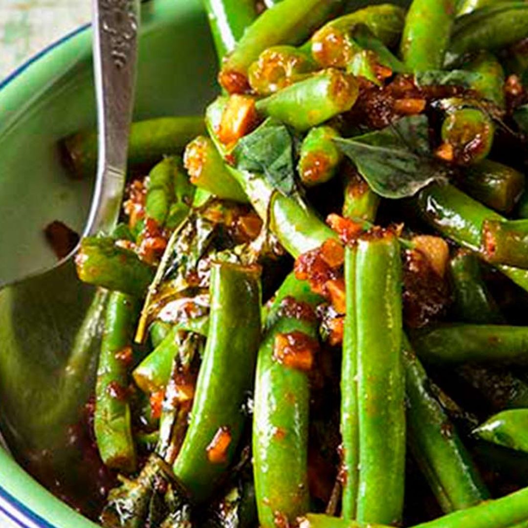 Judías verdes crujientes con salsa de ajos caramelizados