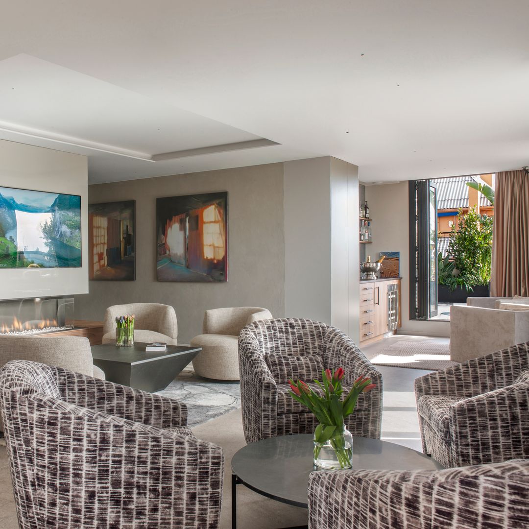 De convento de monjas a ático de diseño: así se transformó esta vivienda de 450 m² en el barrio de Gràcia con terraza infinita y cine en casa