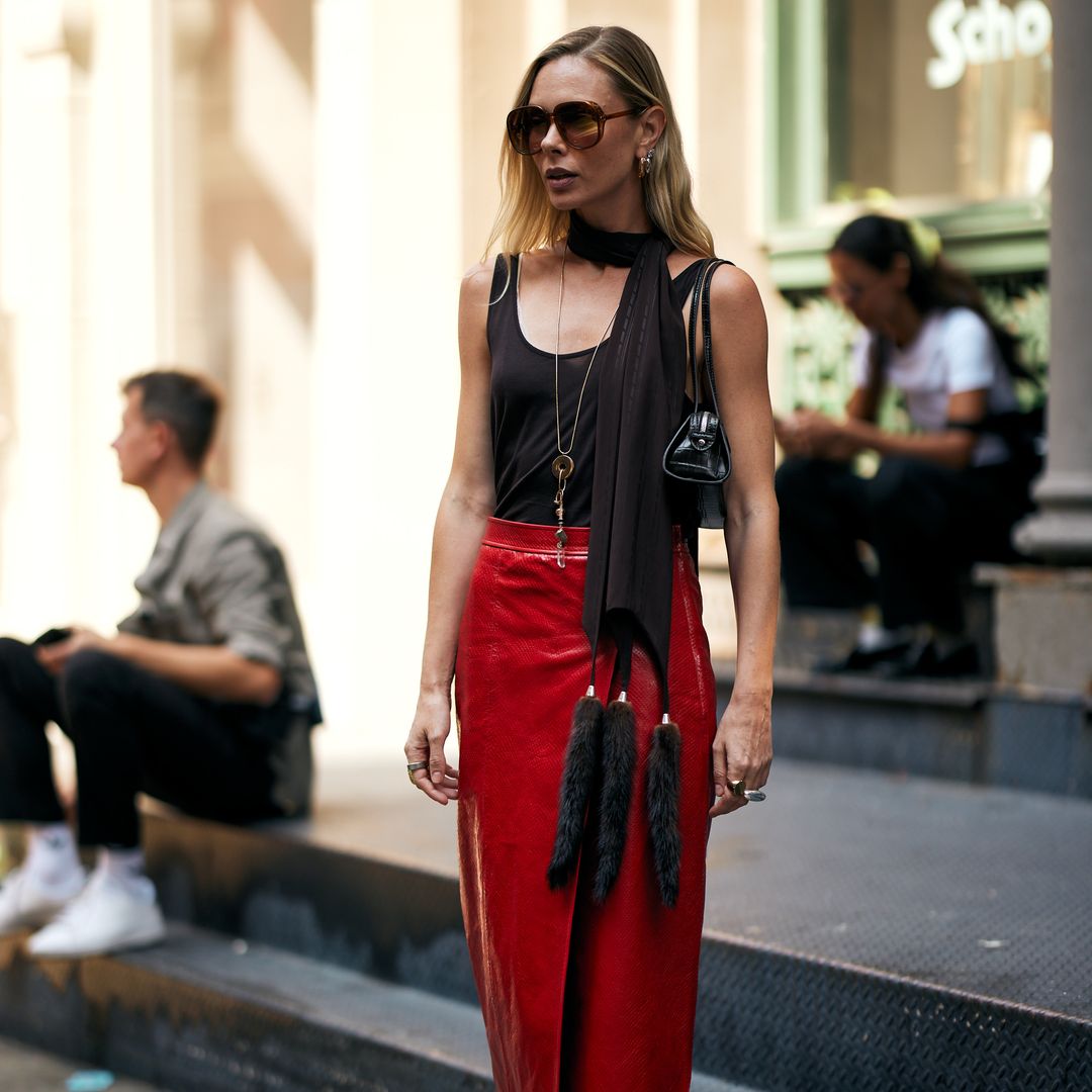 Estos 5 colores combinan genial con el rojo en verano y te ayudarán a crear looks mucho más elegantes