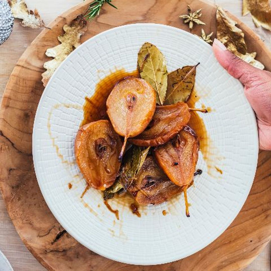 Peras con miel de azahar, vainilla y laurel