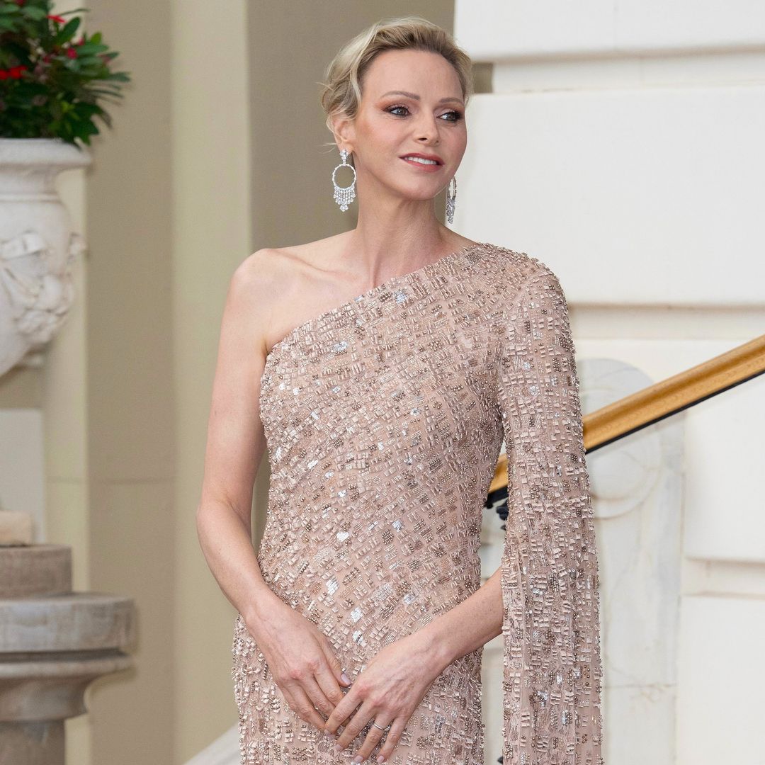 Charlene de Mónaco deslumbra en una noche de ópera con un vestido joya de gala: asimétrico, color champán y cubierto de lentejuelas