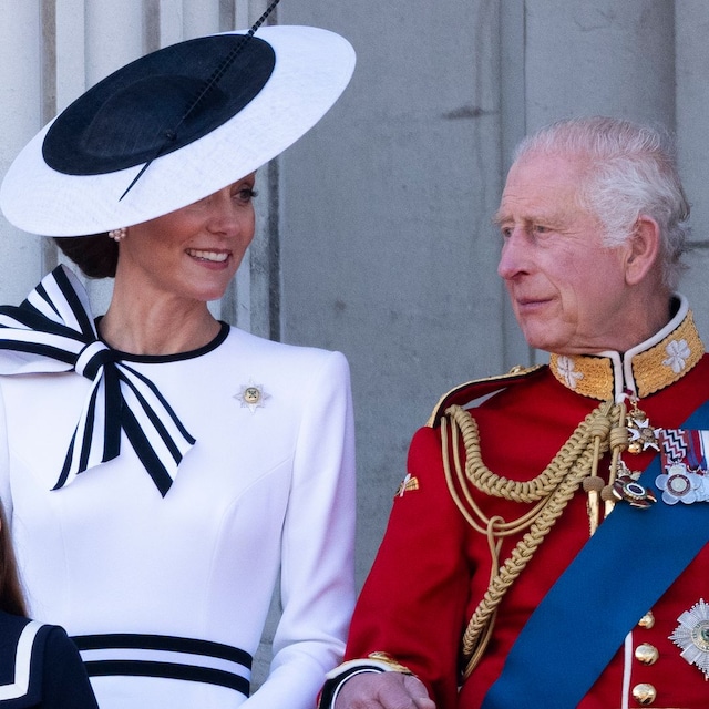 Plano medio de Kate Middleton con el rey Carlos III en el evento Trooping the Colour 2024