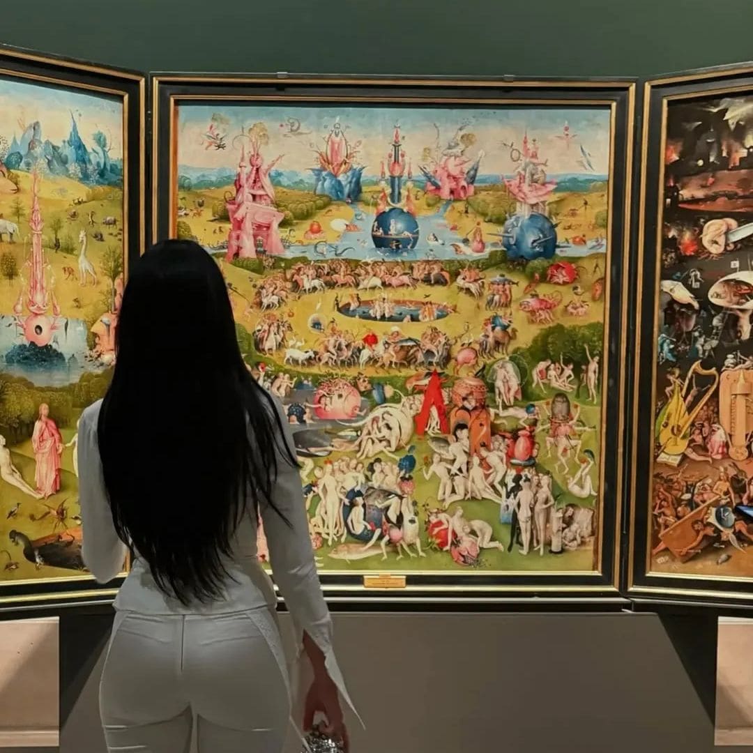 Dua Lipa admirando 'El Jardín de las Delicias' en el Prado.
