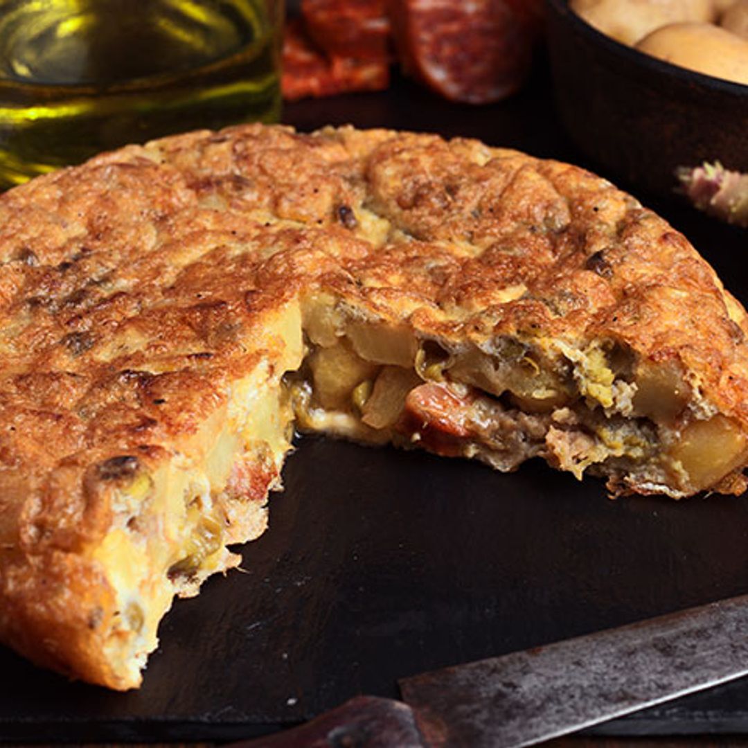 Tortilla de chorizo, ajetes y champiñones