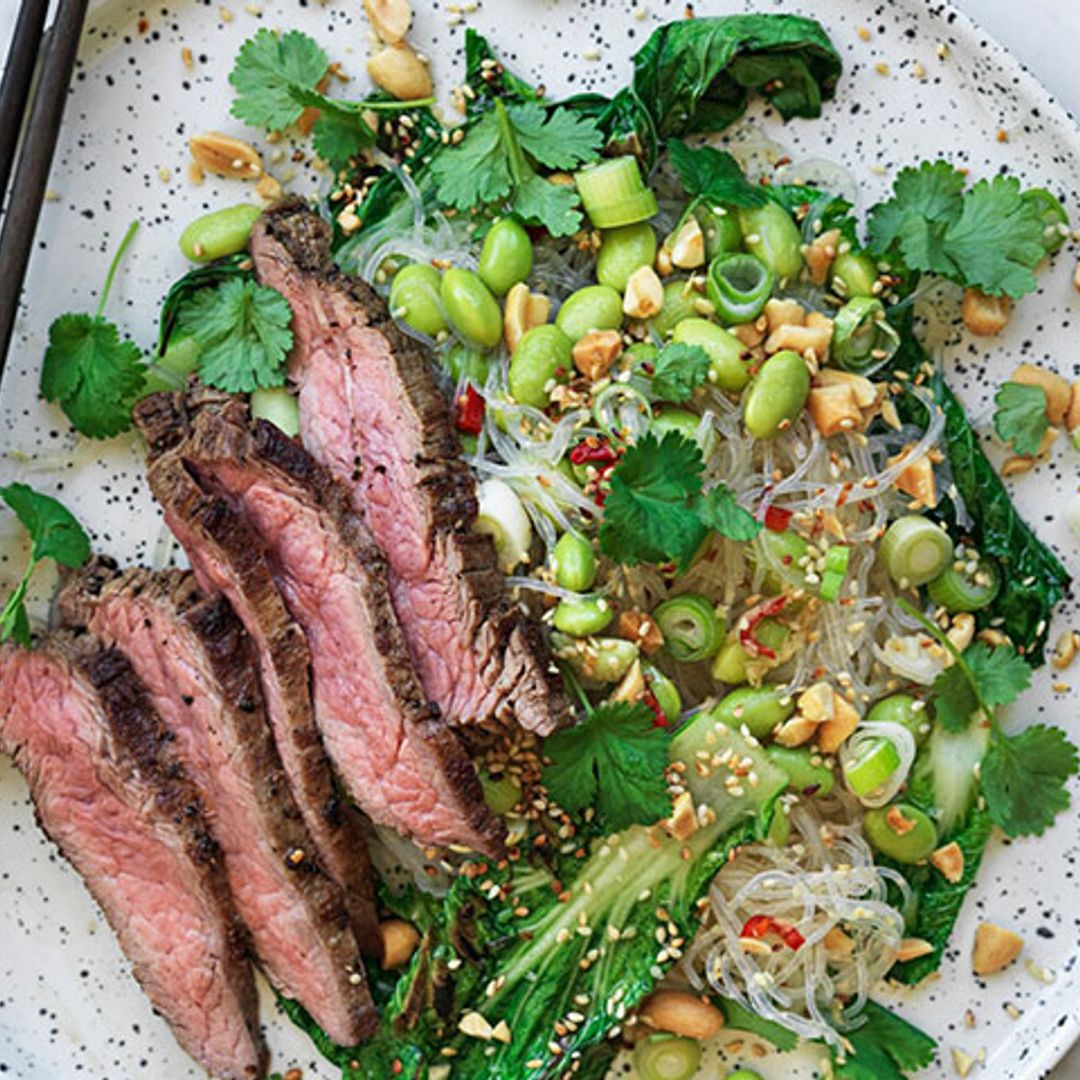 Ensalada asiática de tataki de buey con noodles, edamame y otros vegetales