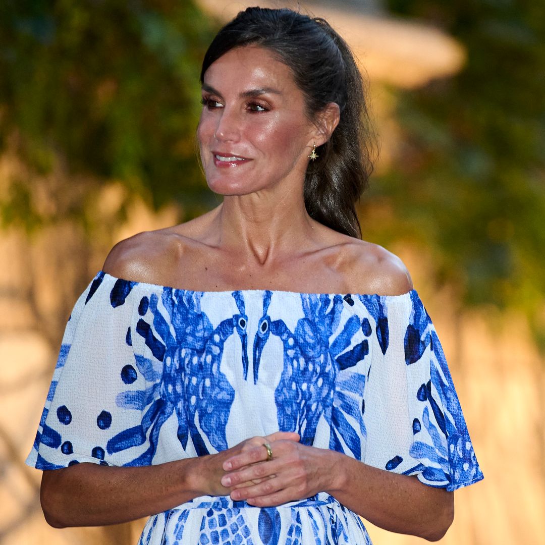 Los vestidos de verano de la reina Letizia que nunca pasan de moda: los 7 diseños que siguen inspirando nuestros looks en 2026