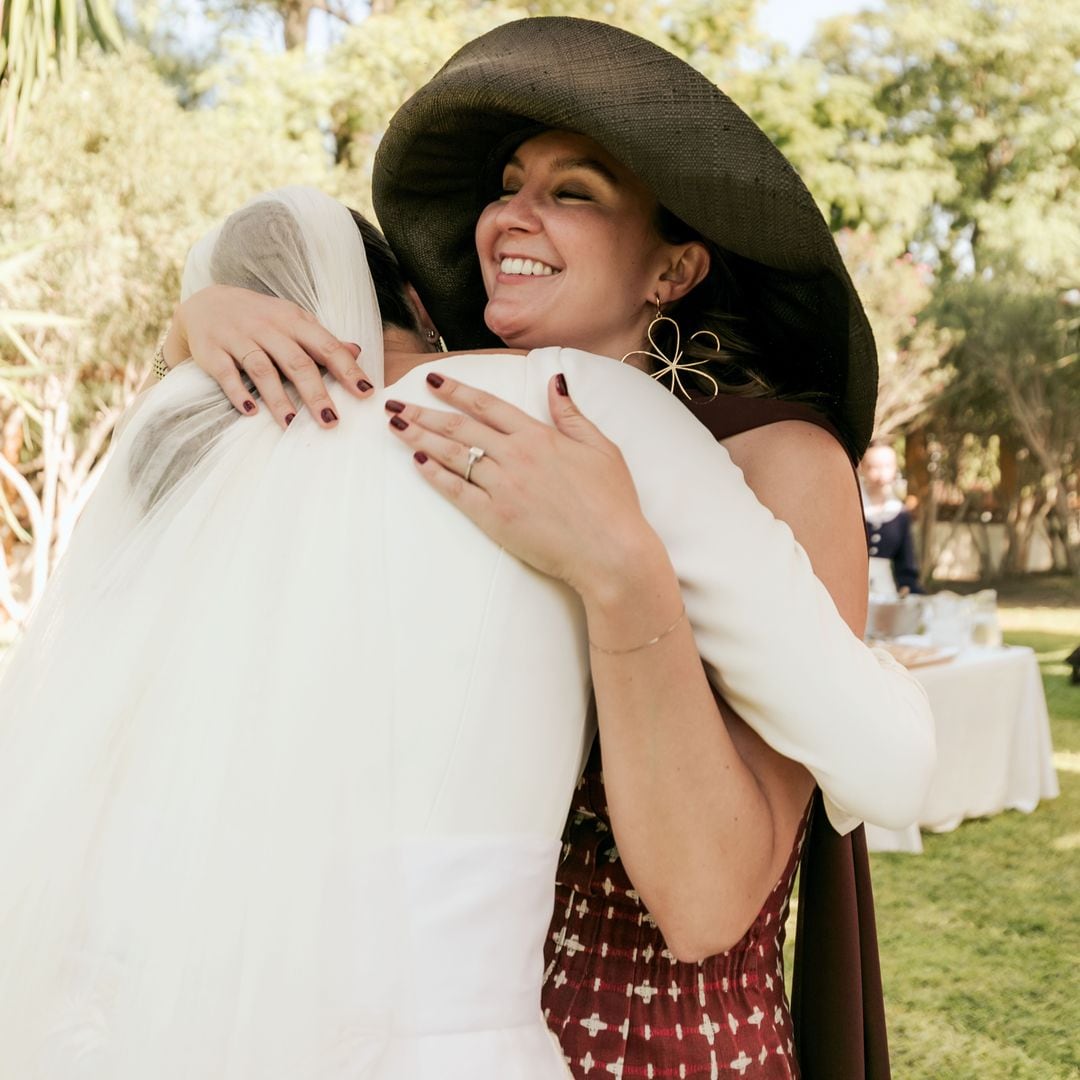 la novia abrazando a una amiga