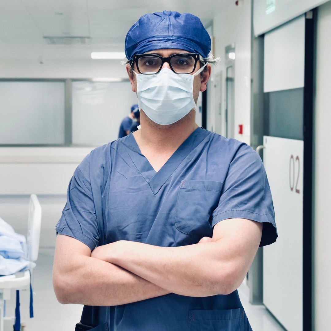 Diego González Rivas, el cirujano dentro del hospital antes de una intenvención