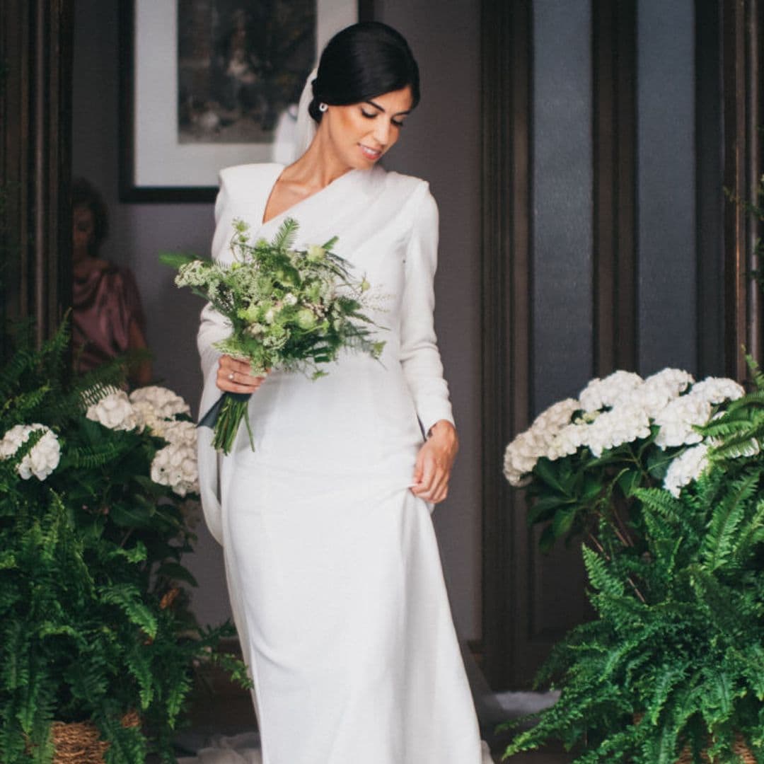 La boda asturiana de Esther, la novia del vestido sencillo con escote asimétrico y los zapatos-joya