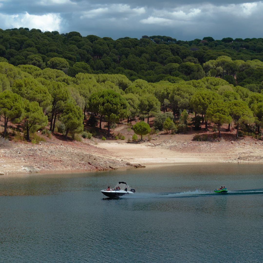 El pantano de San Juan es uno de los mejores embalses de la región para la práctica de deportes acuáticos.