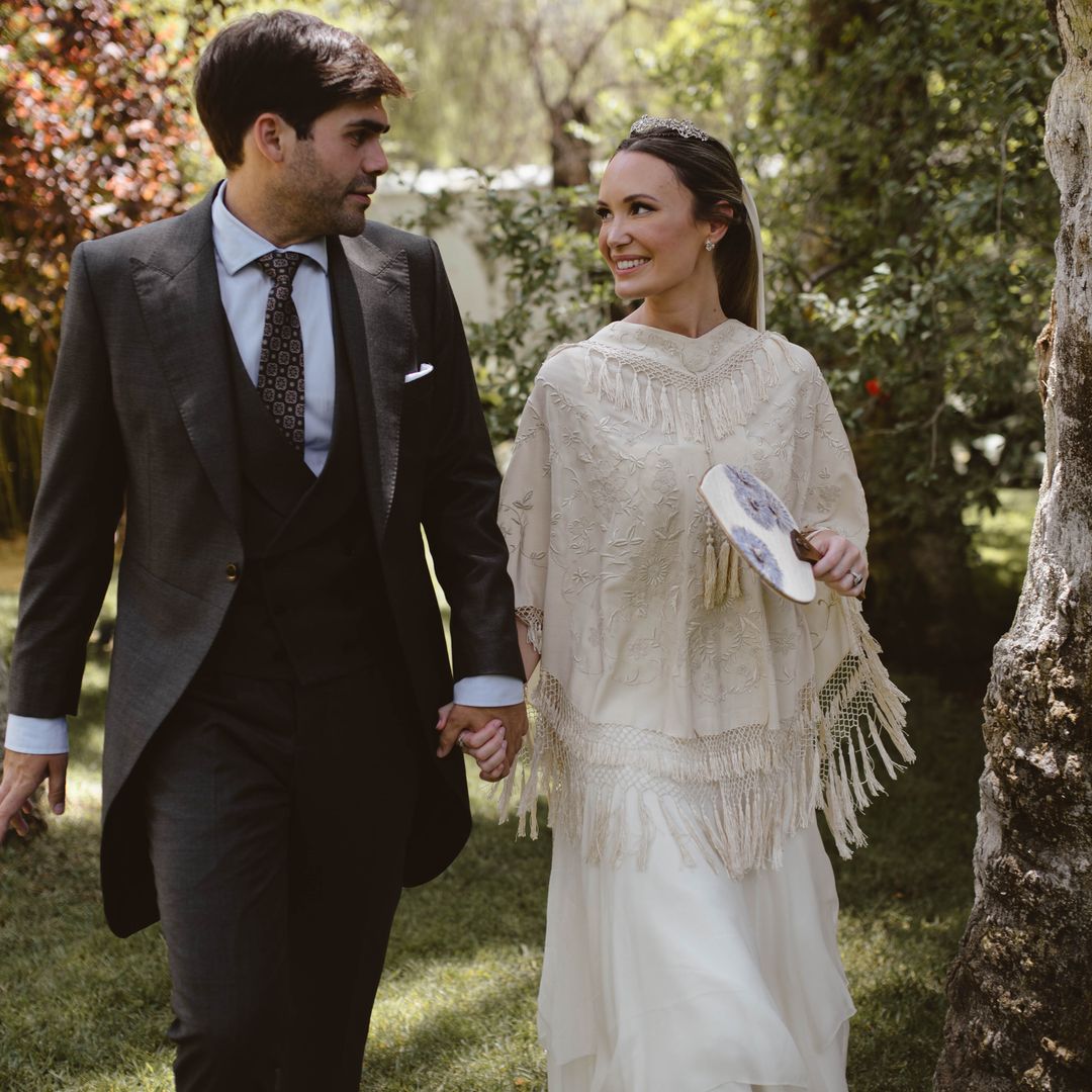 El vestido de novia de Andrea y la capa del siglo XIX que heredó de su abuela: así fue su boda en Sevilla