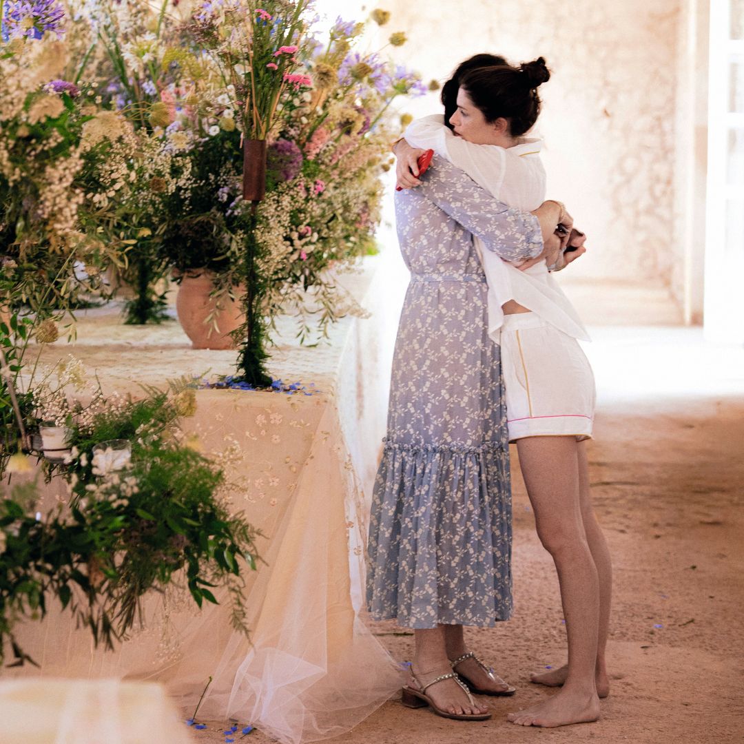 La novia abrazada a su madre, Luisa Beccaria, entre preparativos