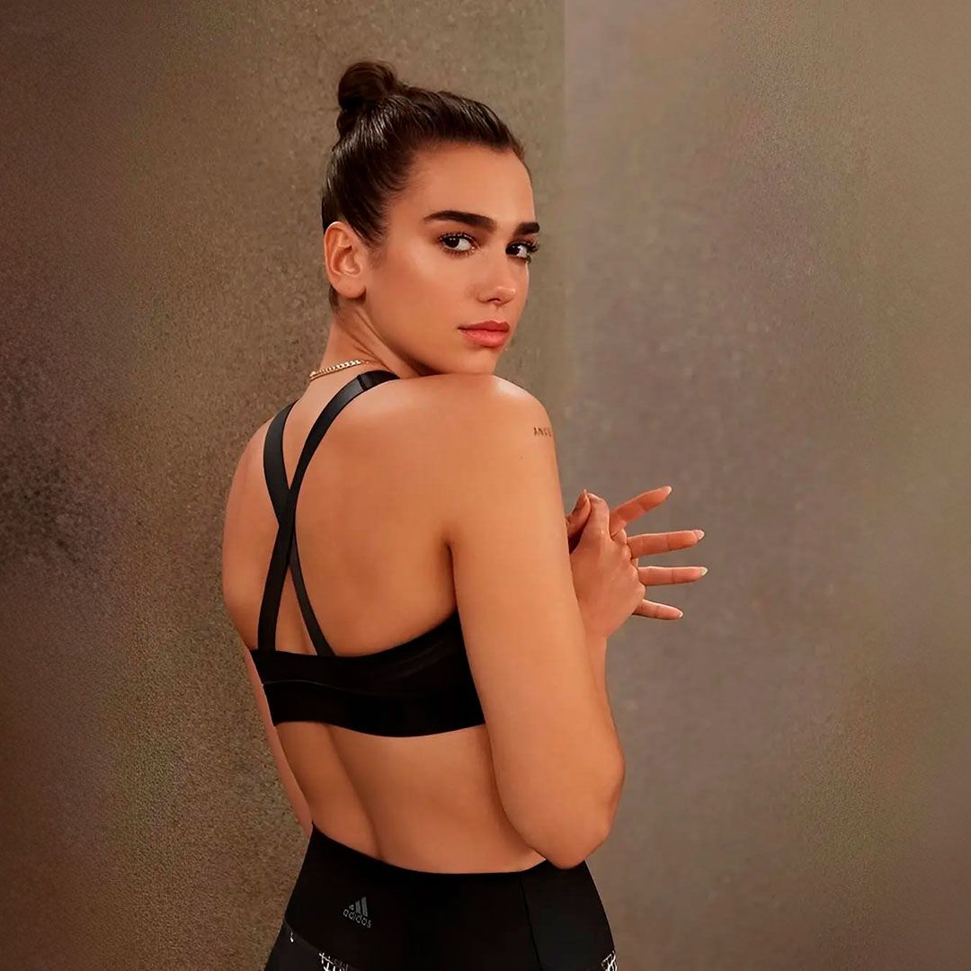 Dua Lipa practica todos los días esta postura de yoga para evitar la celulitis