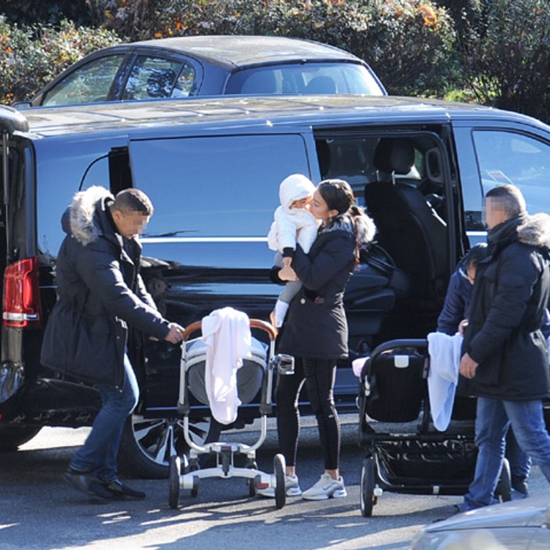 EXCLUSIVA: Georgina Rodríguez, como una auténtica estrella, de paseo con los pequeños de la casa