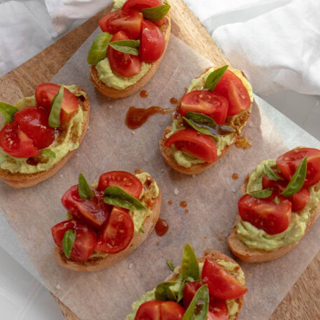 Tostadas de aguacate, tomate y queso fresco