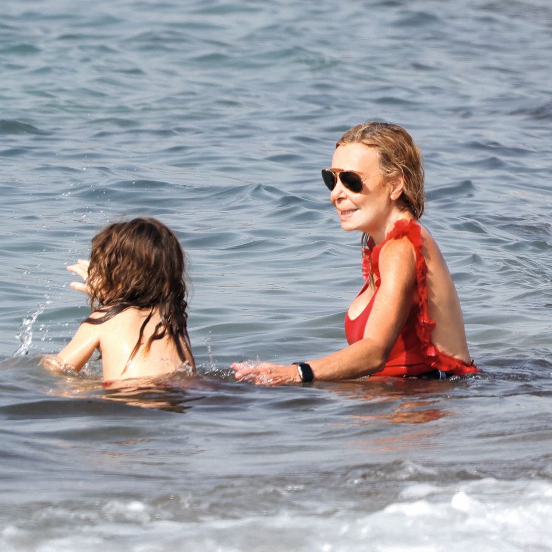 Ana Obregón y Anita, dos "vigilantes de la playa"