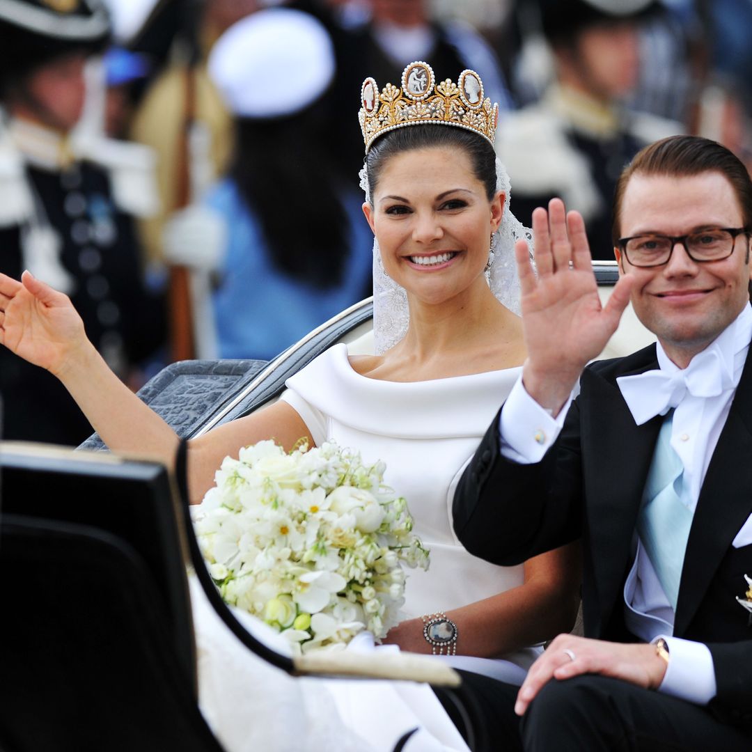 El vestido de novia de Victoria de Suecia: 5 metros de cola, una rama de mirto escondida en el peinado y unos zapatos a medida