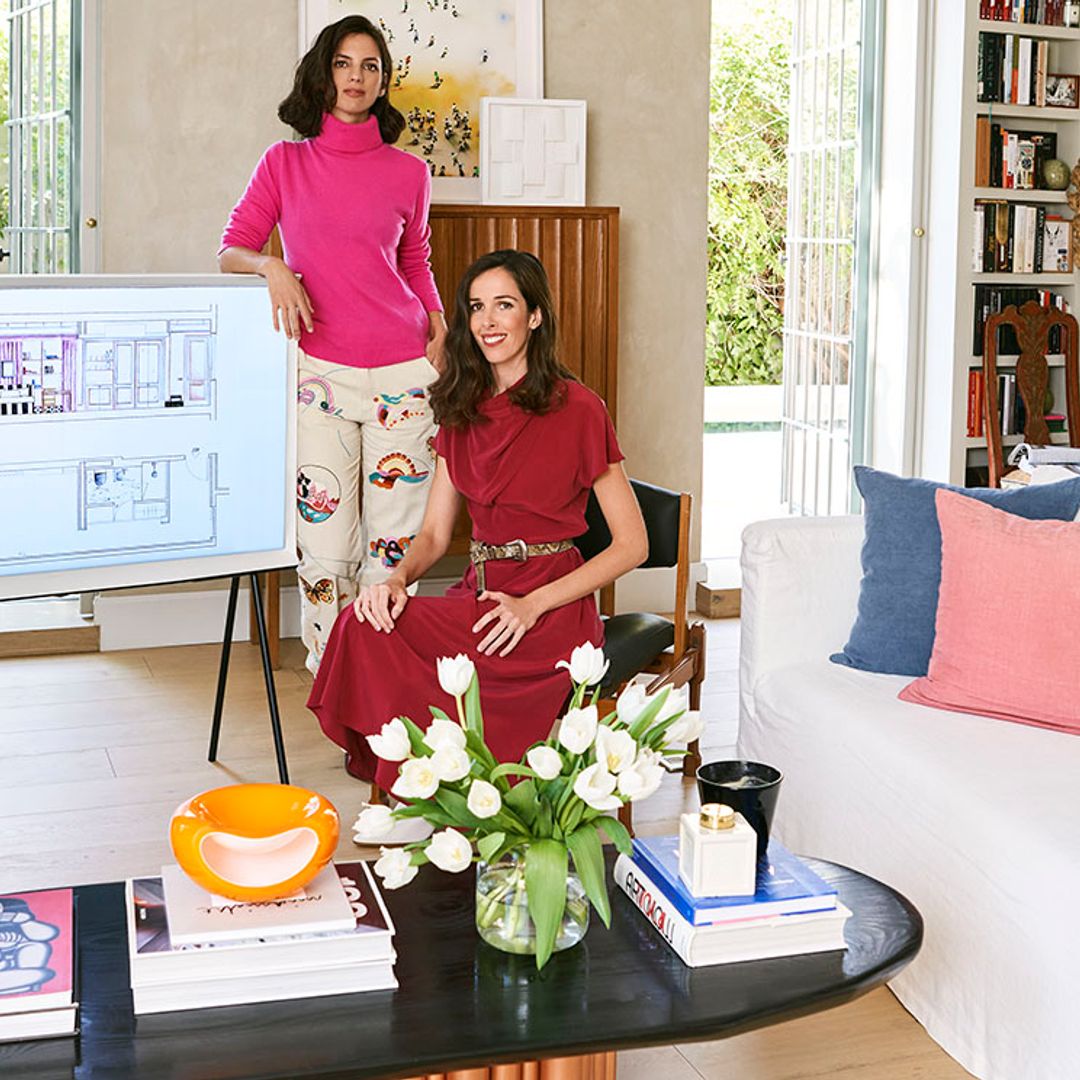 Las decoradoras de moda, las 2 Mercedes, te desvelan las claves para integrar la tele en tu salón