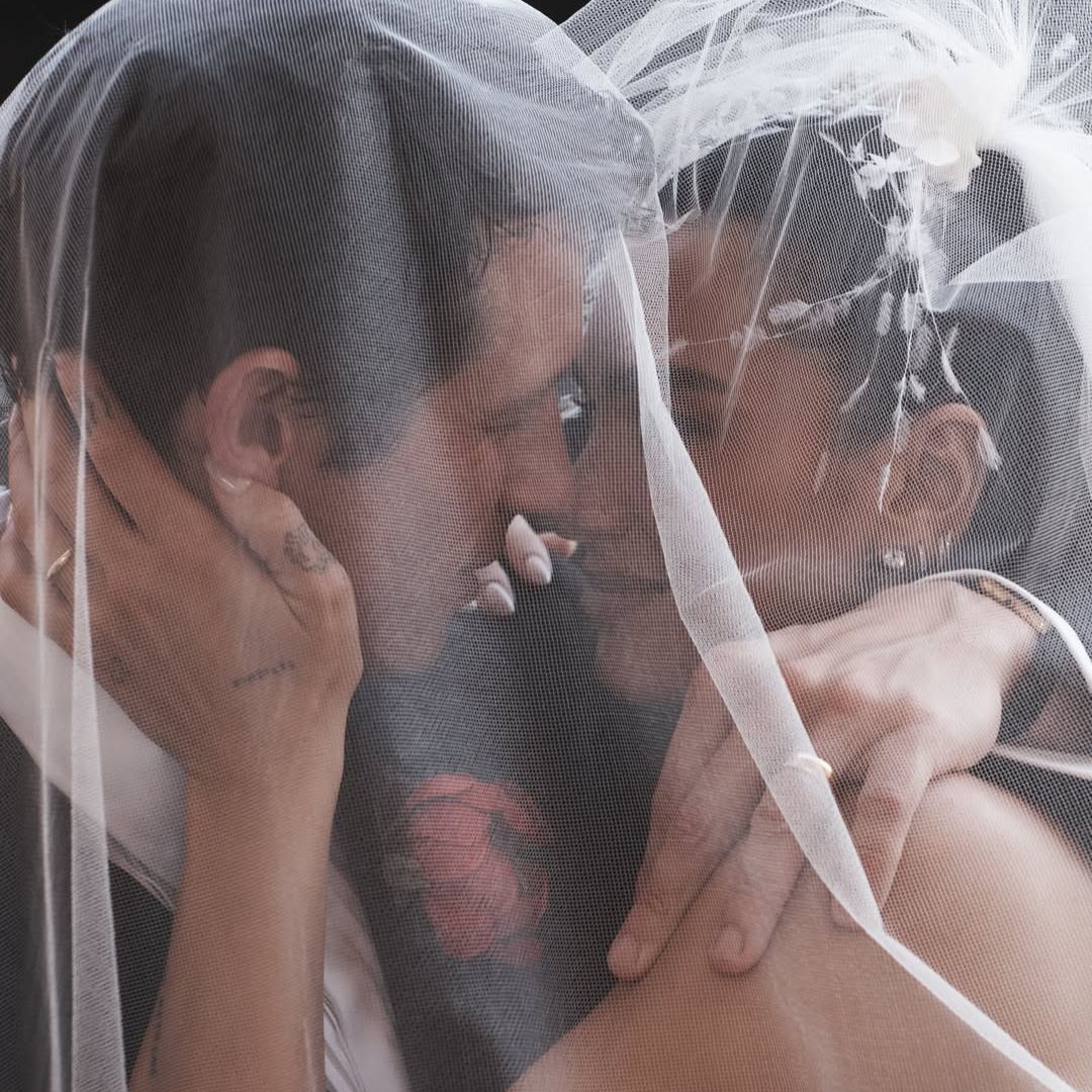 Dua Lipa revela por primera vez su vestido de novia hecho a la medida por Chanel