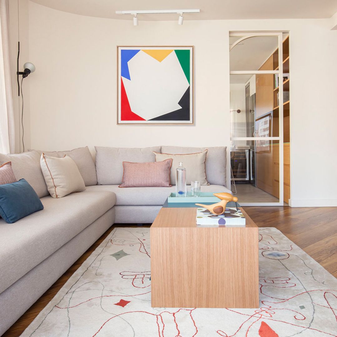 Una lujosa reforma en Barcelona abre espacios, incorpora arte y logra una elegancia serena