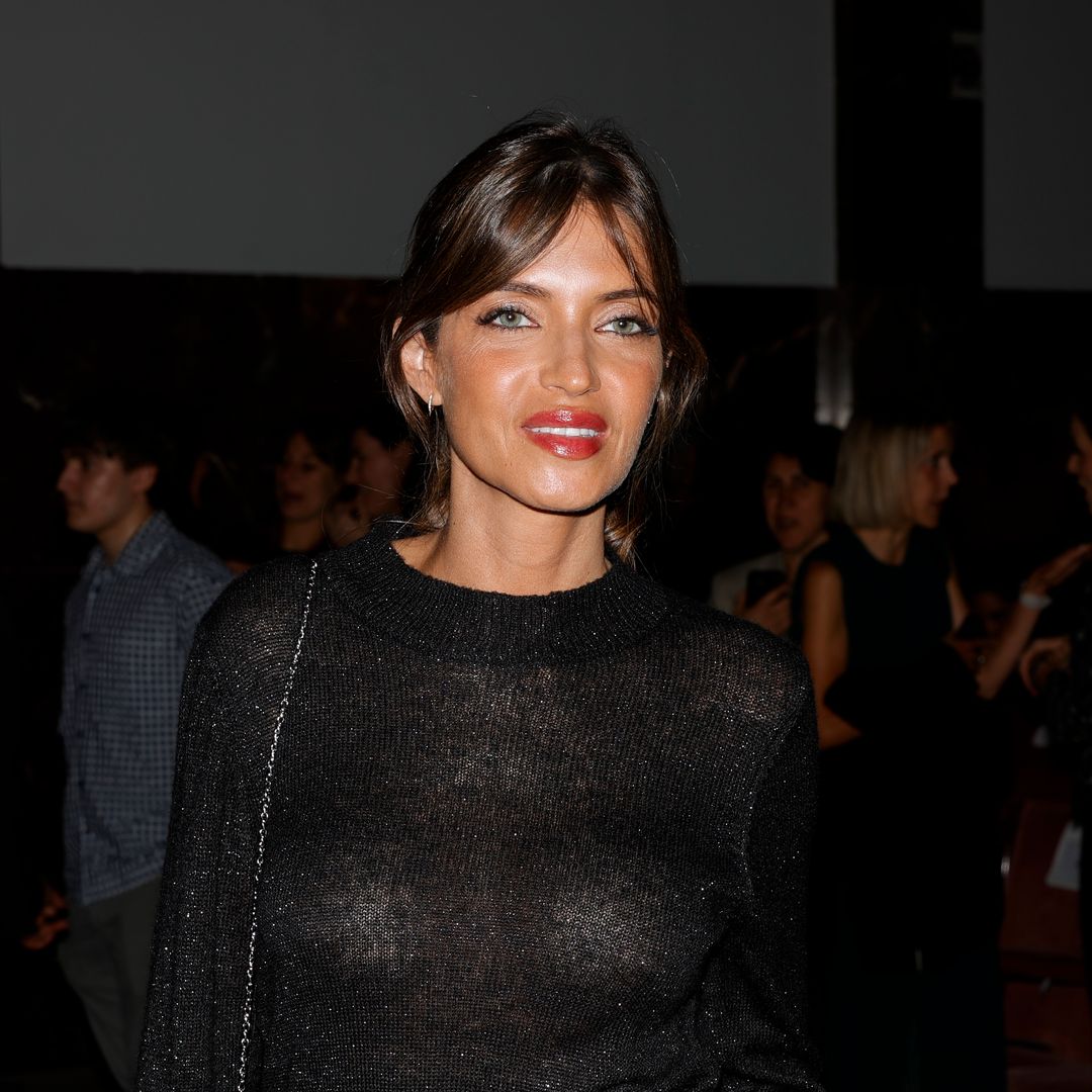La alternativa boho al traje es esta falda de raya diplomática que Sara Carbonero ha llevado en los premios