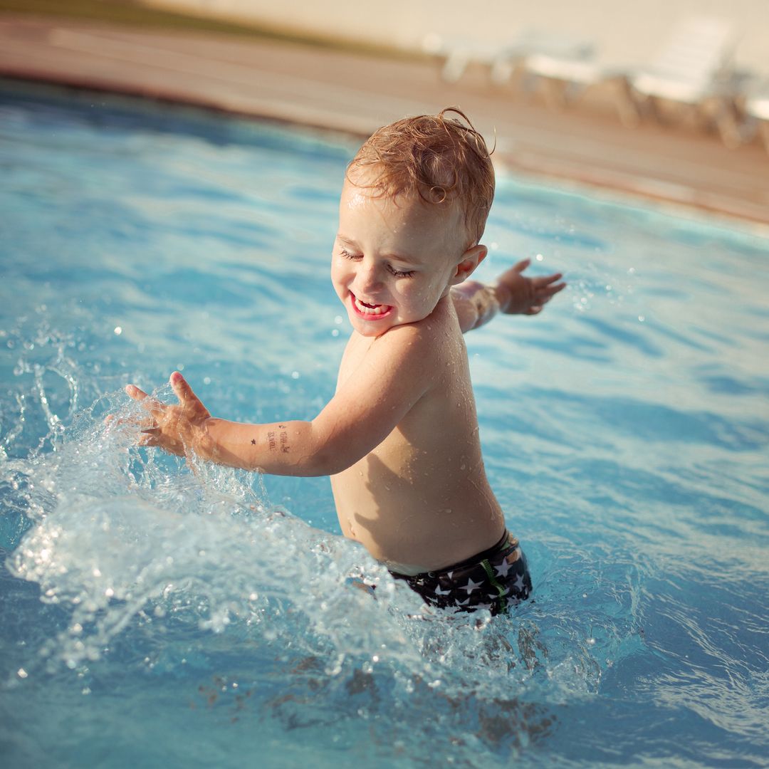 Qué pasa cuando un niño traga agua en la piscina: claves para saber cuándo preocuparse según una pediatra