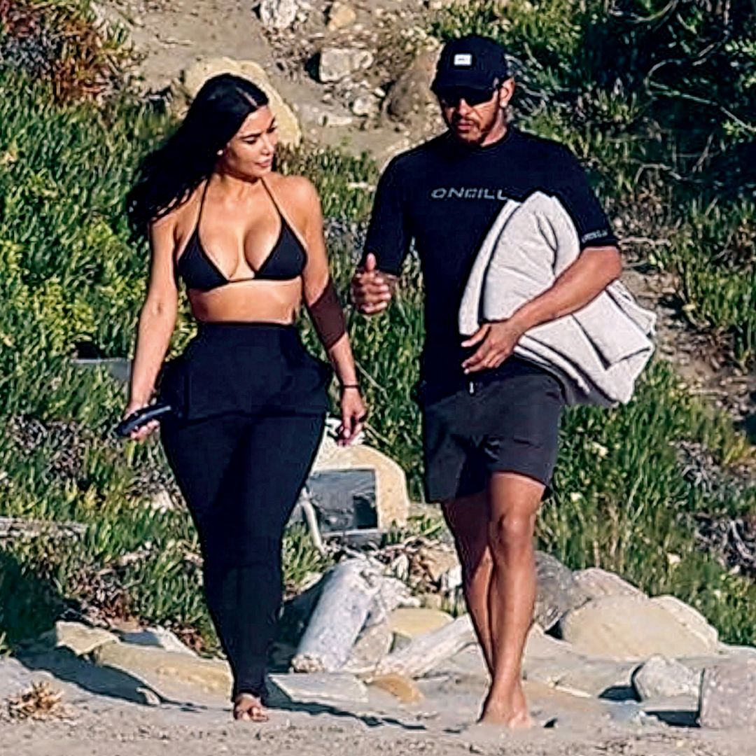 Kim Kardashian y Lewis Hamilton en un cálido paseo por la playa
