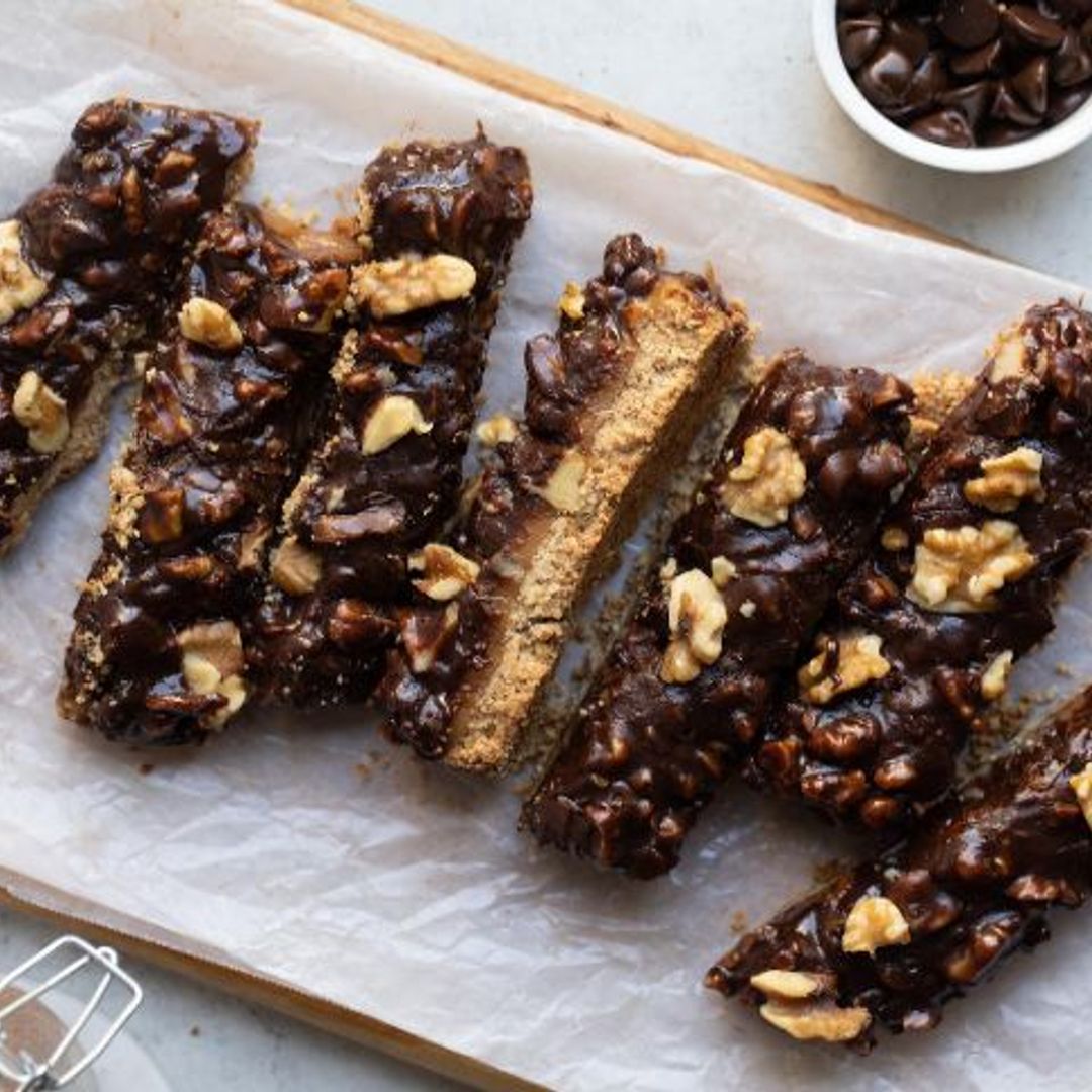 Barritas de chocolate, caramelo y nueces