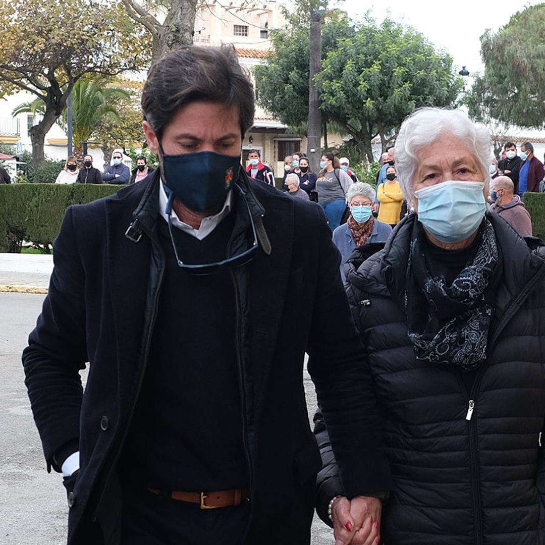 Teresa Rivera, arropada por su hijo, José Antonio Canales, en el último adiós a Riverita